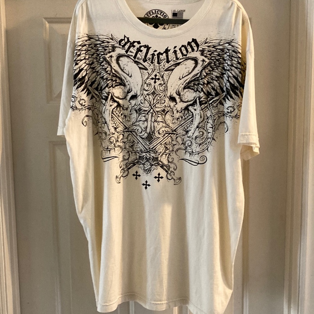 Cream Short Sleeve Tee with Intricate Black Graphic NEW!!